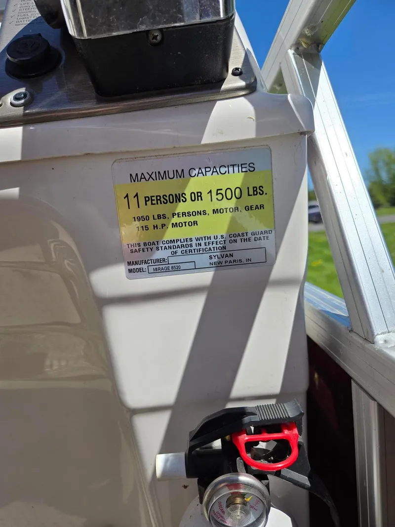 Slide: The Image of Capacity label on 2011 Sylvan Mirage 8520 boat, maximum 11 persons or 1500 lbs. - 21