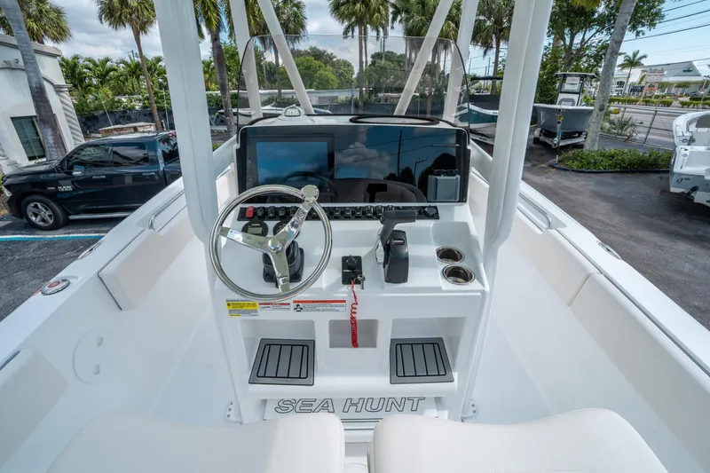 Slide: The Image of Sea Hunt Ultra 234 2025 - 17