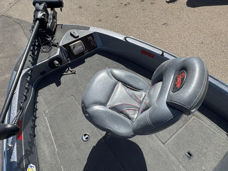 Slide: The Image of 2004 Ranger 619 VS Fisherman boat interior with gray seat and control panel. - 11