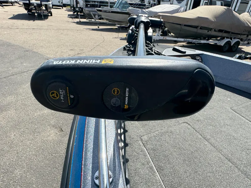 Slide: The Image of 2004 Ranger 619 VS Fisherman boat with Minn Kota trolling motor. - 13