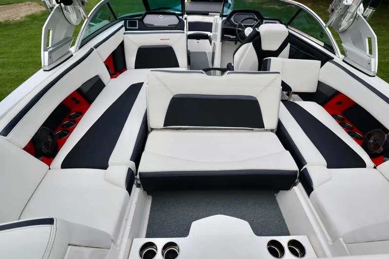 Slide: The Image of MasterCraft XStar 2019 - 35