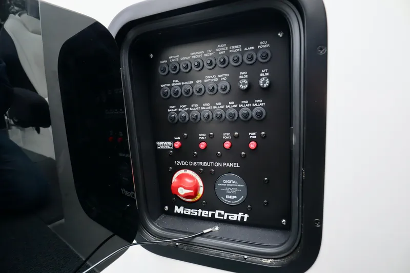 Slide: The Image of MasterCraft XStar 2019 - 38