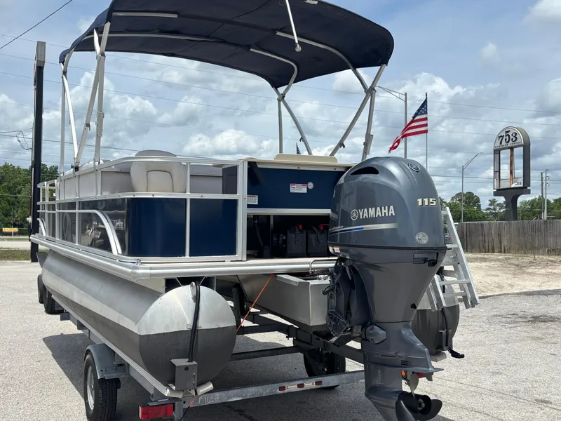 Slide: The Image of SunChaser Classic Fish 8520 4-PT 2017 - 2