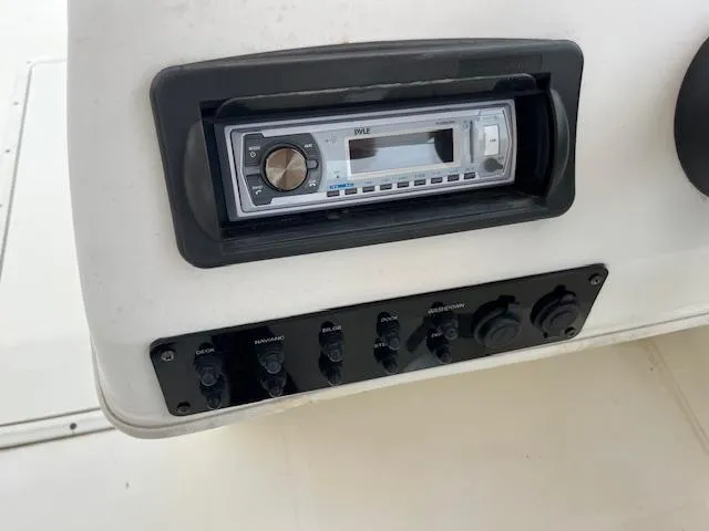 Slide: The Image of Boat dashboard with stereo system and control panel, Hurricane FD196RE, 2004 model. - 13