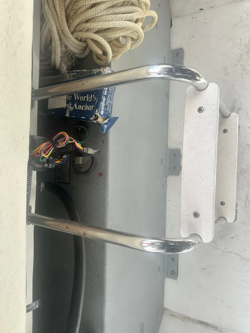 Slide: The Image of 2014 Chaparral 307 SSX boat ladder with rope and wiring. - 43