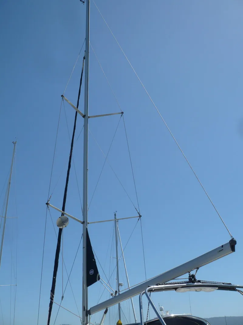 Slide: The Image of 2008 Hunter 31 sailboat mast against clear blue sky. - 14