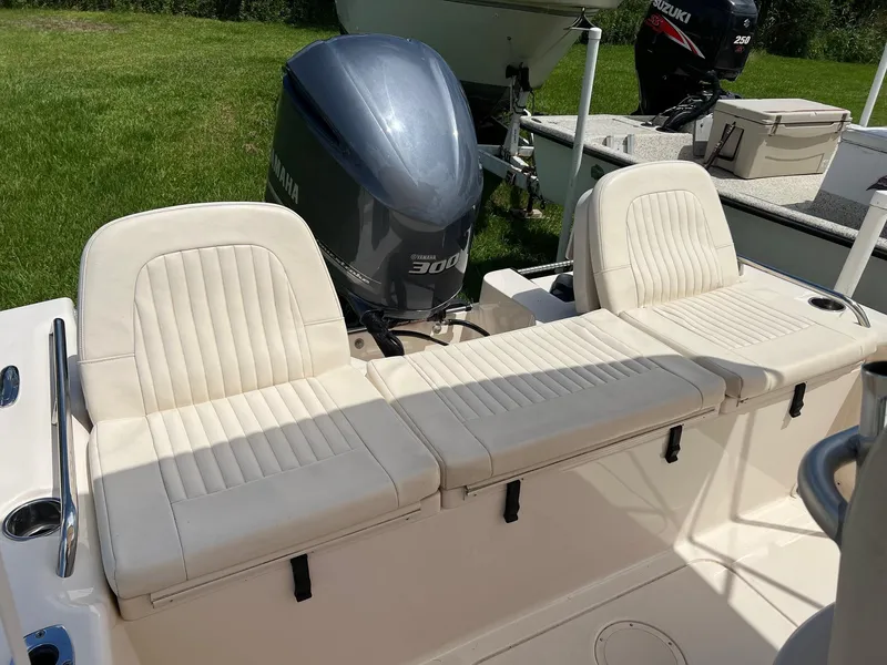 Slide: The Image of 2014 Grady-White 251 Coastal Explorer boat with Yamaha 300 engine and cushioned seating. - 19