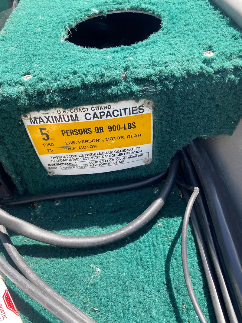 Slide: The Image of 2002 Lund 1650 Explorer capacity label, green carpet, maximum 5 persons or 900 lbs. - 20