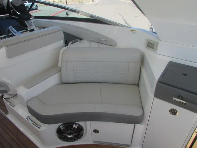 Slide: The Image of Sea Ray SLX 350 Outboard 2020 - 10