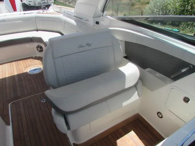Slide: The Image of Sea Ray SLX 350 Outboard 2020 - 12