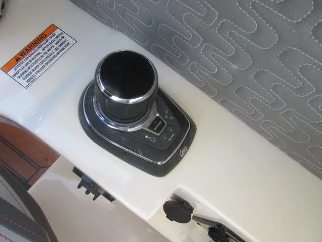 Slide: The Image of Sea Ray SLX 350 Outboard 2020 - 13