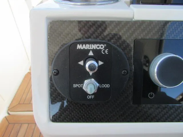 Slide: The Image of Sea Ray SLX 350 Outboard 2020 - 16