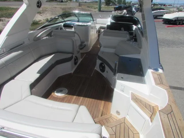 Slide: The Image of Sea Ray SLX 350 Outboard 2020 - 21