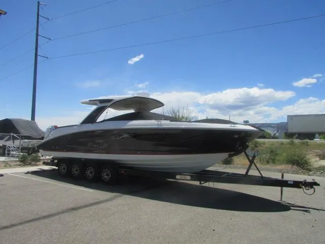 Slide: The Image of Sea Ray SLX 350 Outboard 2020 - 25