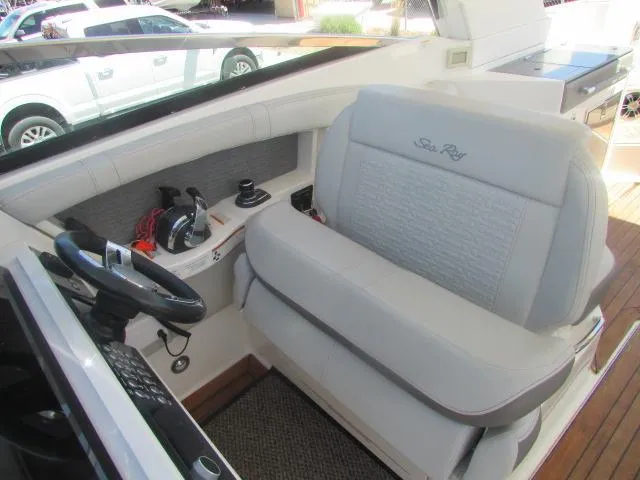 Slide: The Image of Sea Ray SLX 350 Outboard 2020 - 27