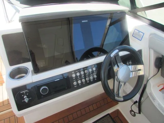 Slide: The Image of Sea Ray SLX 350 Outboard 2020 - 28