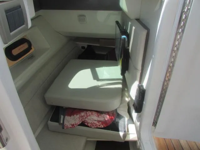 Slide: The Image of Sea Ray SLX 350 Outboard 2020 - 29