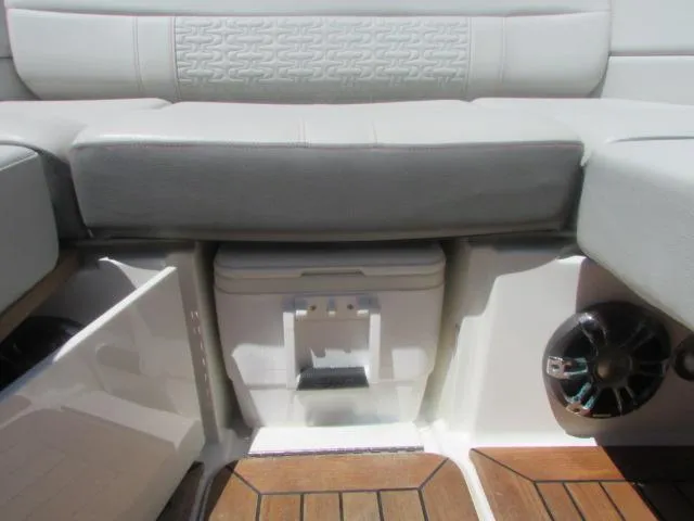 Slide: The Image of Sea Ray SLX 350 Outboard 2020 - 30