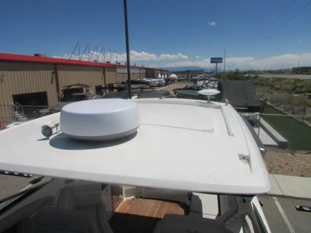 Slide: The Image of Sea Ray SLX 350 Outboard 2020 - 32