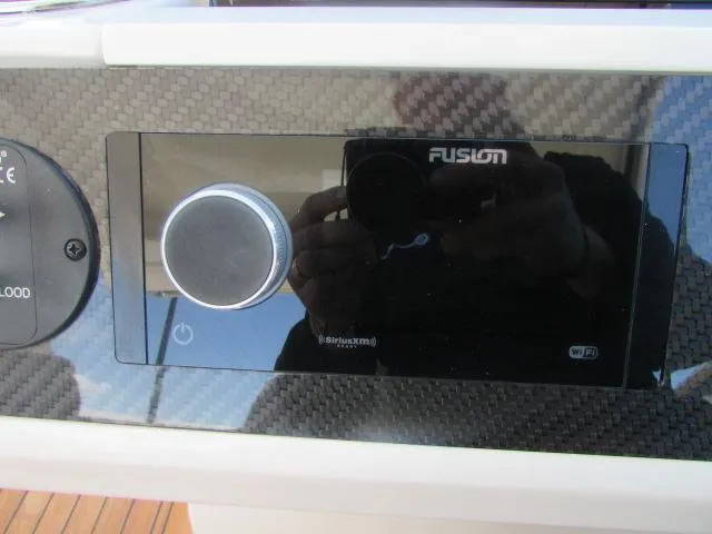 Slide: The Image of Sea Ray SLX 350 Outboard 2020 - 34