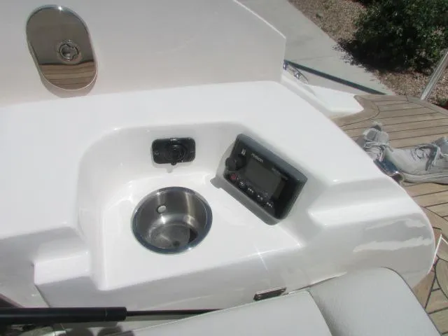 Slide: The Image of Sea Ray SLX 350 Outboard 2020 - 36