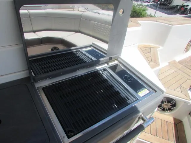 Slide: The Image of Sea Ray SLX 350 Outboard 2020 - 37