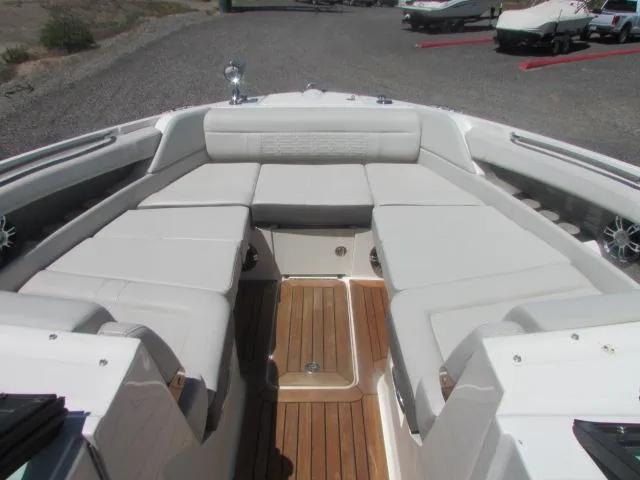 Slide: The Image of Sea Ray SLX 350 Outboard 2020 - 7