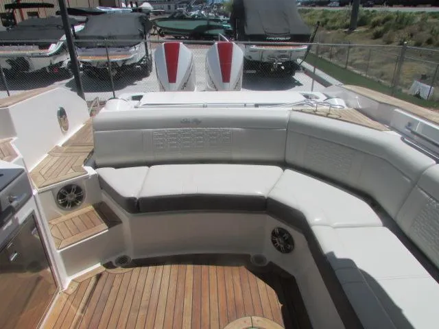 Slide: The Image of Sea Ray SLX 350 Outboard 2020 - 8