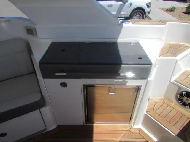 Slide: The Image of Sea Ray SLX 350 Outboard 2020 - 9