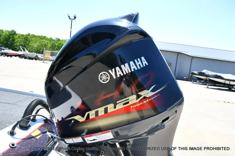 Slide: The Image of Yamaha VMAX four-stroke engine on 2013 Skeeter ZX200 boat, outdoor setting. - 20