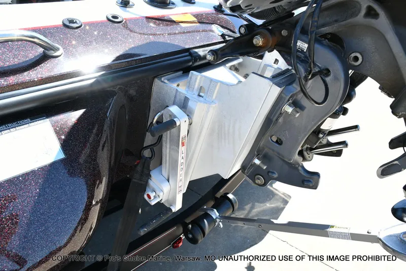 Slide: The Image of 2013 Skeeter ZX200 boat transom with motor mount and ladder attachment. - 21