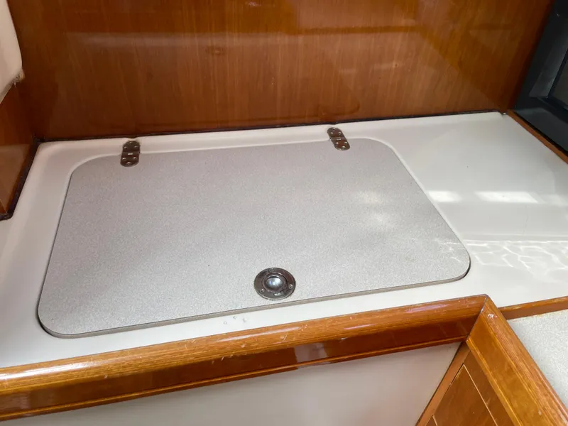 Slide: The Image of Interior view of a 2000 Beneteau Oceanis 321 sailboat galley countertop. - 8