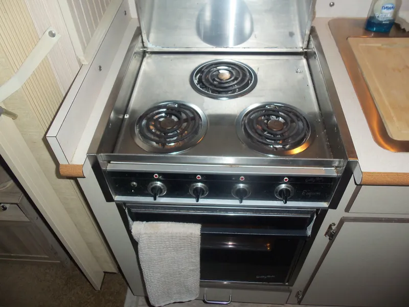Slide: The Image of 2003 Gibson Classic stove with three burners and oven, featuring a towel hanging on the handle. - 41