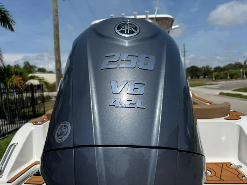 Slide: The Image of Yamaha 250 V6 4.2L engine on 2022 Sea Hunt Ultra 234 boat. - 12