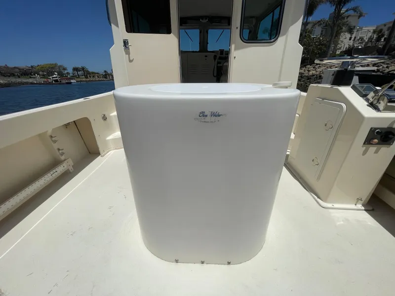 Slide: The Image of 2008 Parker 2520 XL Sport Cabin boat deck with storage compartment. - 17