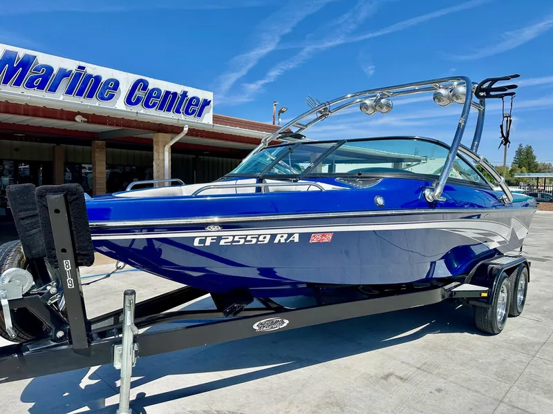 Slide: The Image of 2006 Calabria Boats Wakeboard Boat Cal-Air Pro-V in blue at a marine center. - 2
