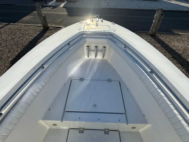 Slide: The Image of 2001 Silverhawk 24 Center Console boat, spacious deck with storage compartments. - 29