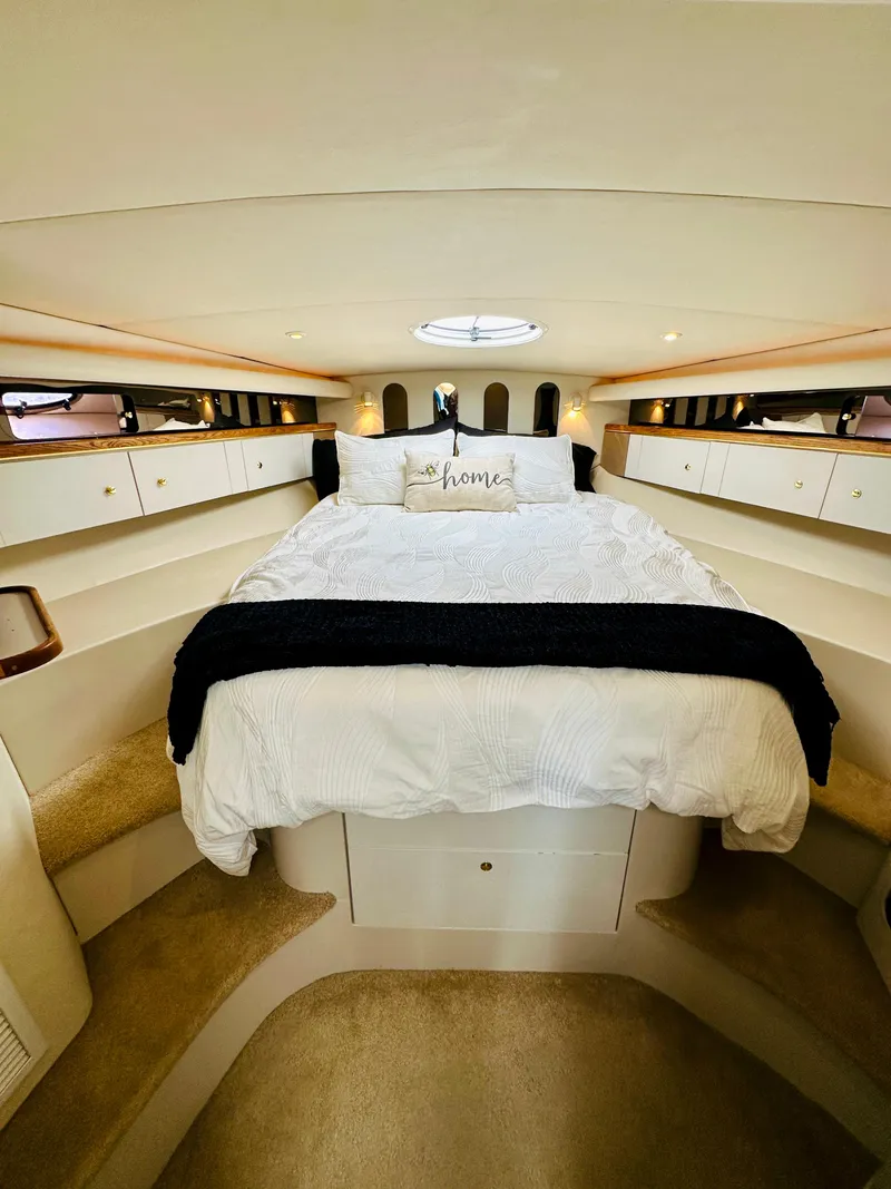 Slide: The Image of Cruisers Yachts 4270 Esprit 1997 - 13