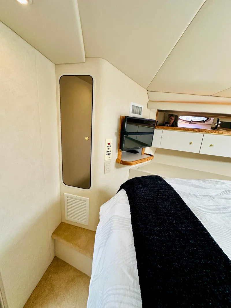 Slide: The Image of Cruisers Yachts 4270 Esprit 1997 - 18