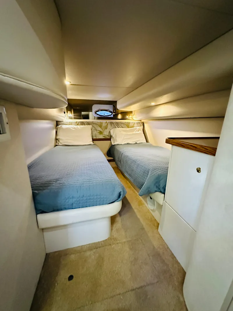 Slide: The Image of Cruisers Yachts 4270 Esprit 1997 - 36