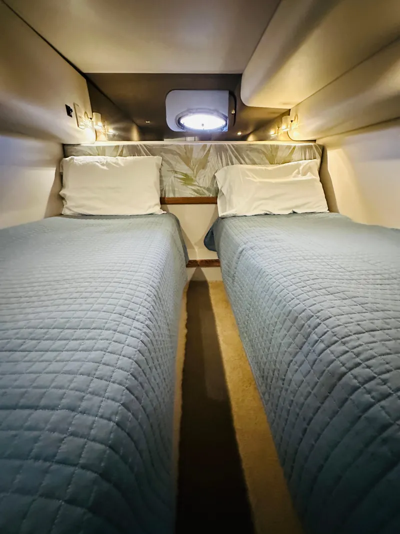 Slide: The Image of Cruisers Yachts 4270 Esprit 1997 - 37