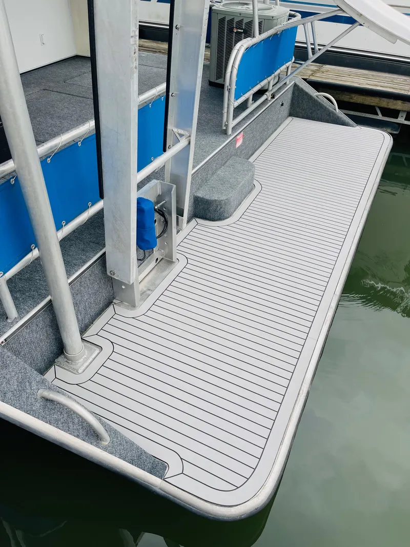 Slide: The Image of Lakeview 16' X 70' Widebody Houseboat 2006 - 33