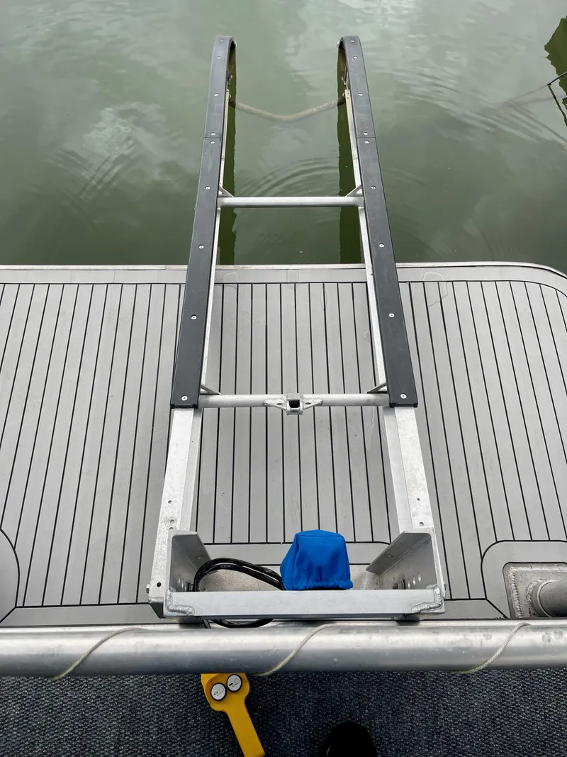 Slide: The Image of Lakeview 16' X 70' Widebody Houseboat 2006 - 34