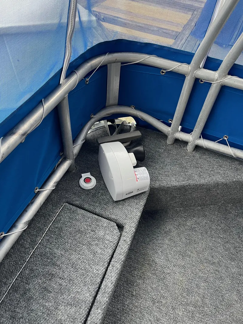 Slide: The Image of Lakeview 16' X 70' Widebody Houseboat 2006 - 40