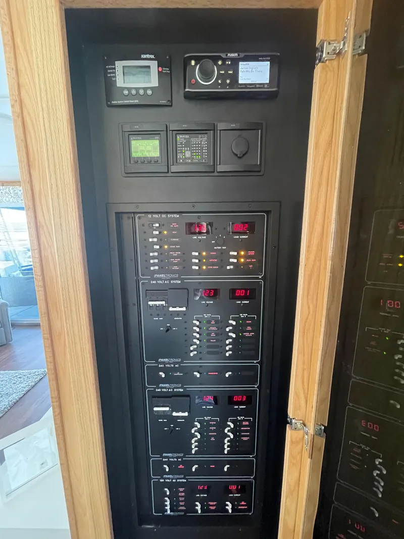 Slide: The Image of Lakeview 16' X 70' Widebody Houseboat 2006 - 50