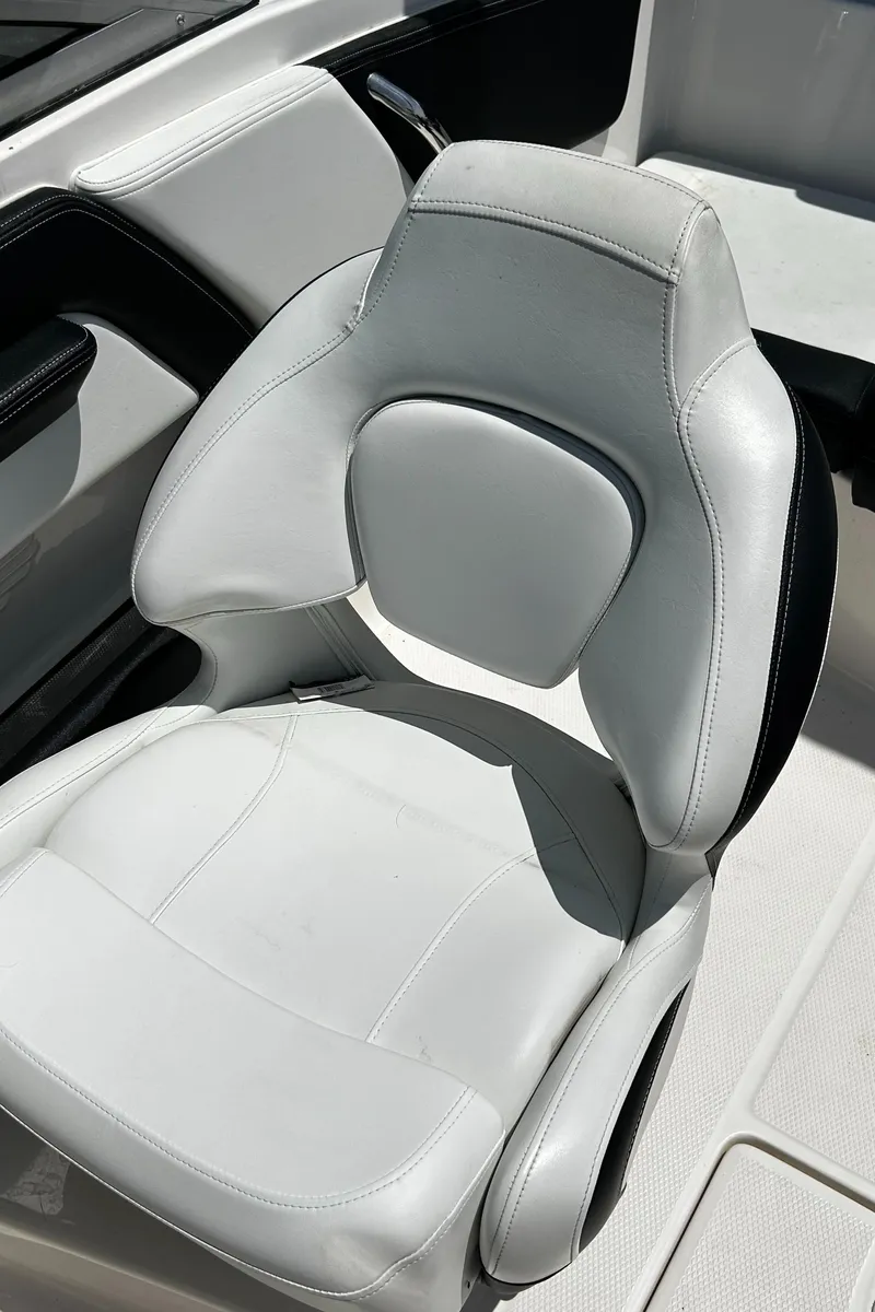 Slide: The Image of White leather seat in 2017 Chaparral 21 H2O Sport OB boat. - 18