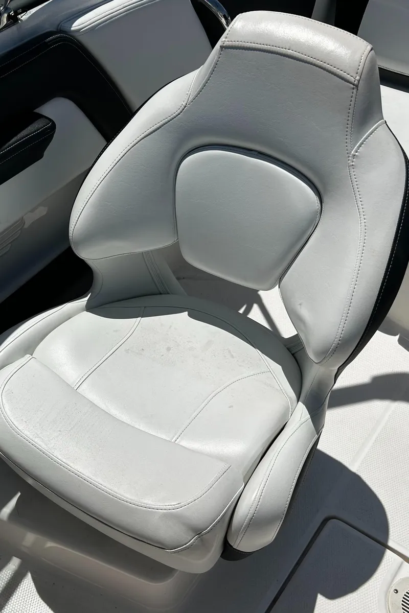 Slide: The Image of White leather seat in 2017 Chaparral 21 H2O Sport OB boat. - 19