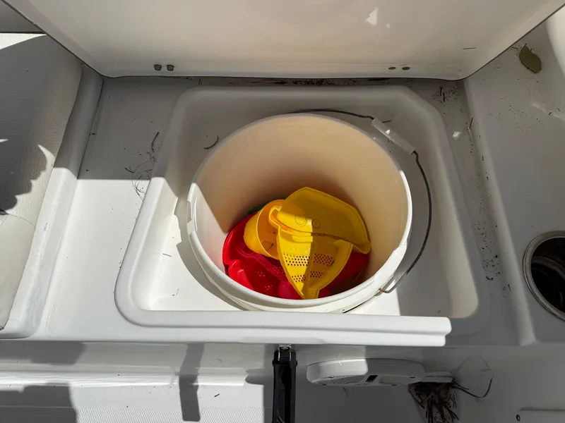 Slide: The Image of Livewell on 2014 Sea Hunt Ultra 211 boat with yellow and red items inside. - 22