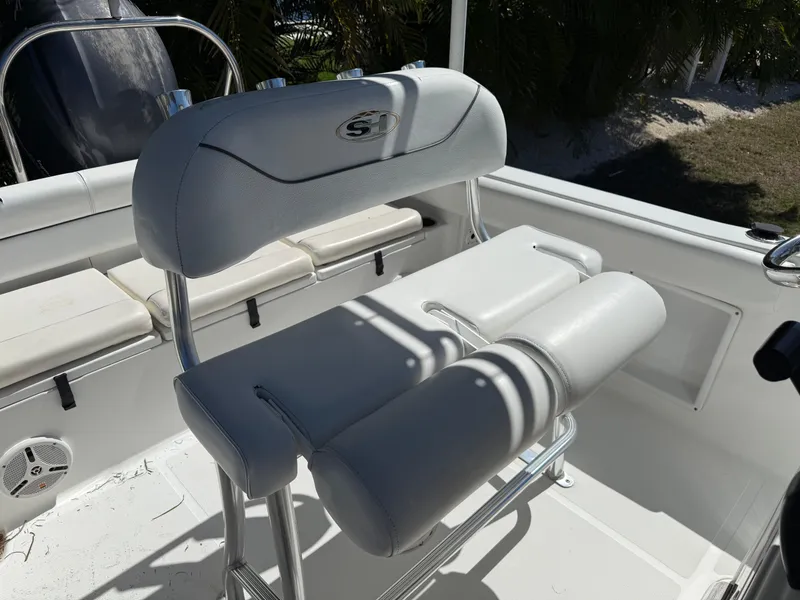 Slide: The Image of 2014 Sea Hunt Ultra 211 boat seating with white cushioned bench and backrest. - 25