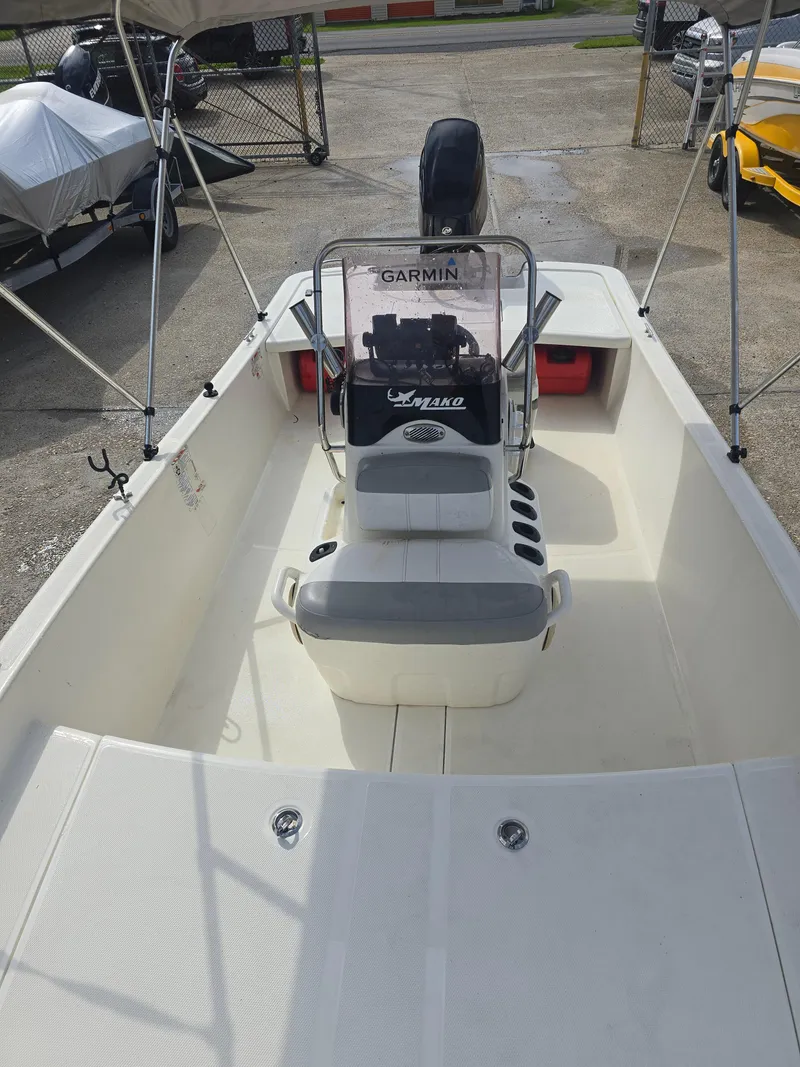 Slide: The Image of 2019 Mako Pro Skiff 17 CC boat interior with Garmin equipment, viewed from above. - 8
